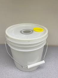 1 Gallon Bucket Feeder with Refill Plug